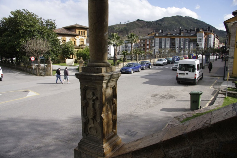La avenida de Constantino González, vista desde la puerta de la capilla de Santa Cruz.