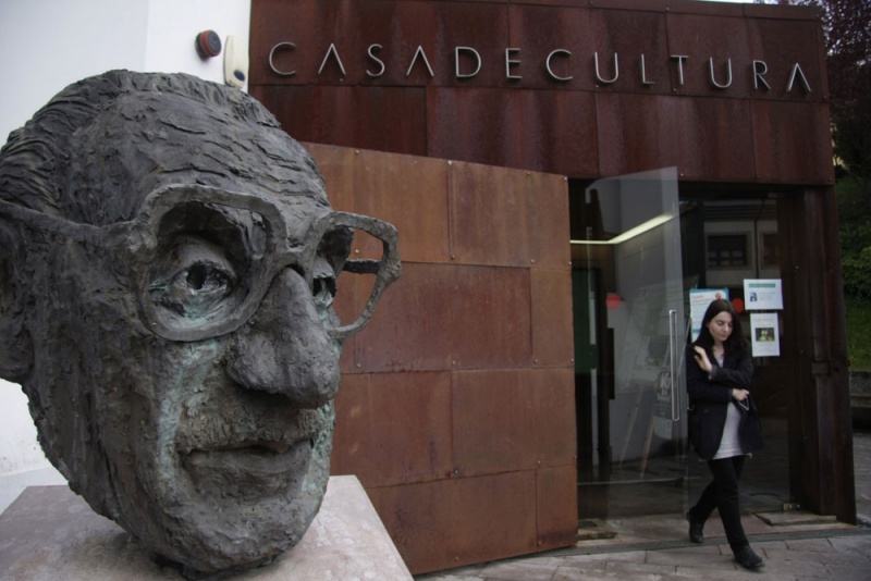 Busto del periodista y escritor Juan Antonio Cabezas Canteli, ante la Casa de la Cultura.