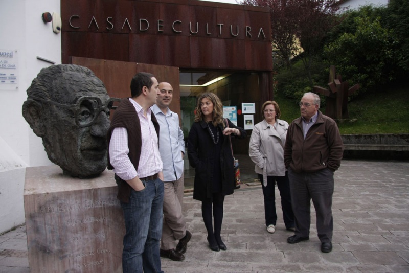 Por la izquierda, Jaime Rodríguez, Jaime García, Eva Inclán, María Luisa Mosquera y Antón Caldevilla, ante la Casa de Cultura