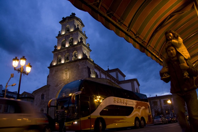 Un autobús pasa por delante de la iglesia de Cangas de Onís, edificada en 1963