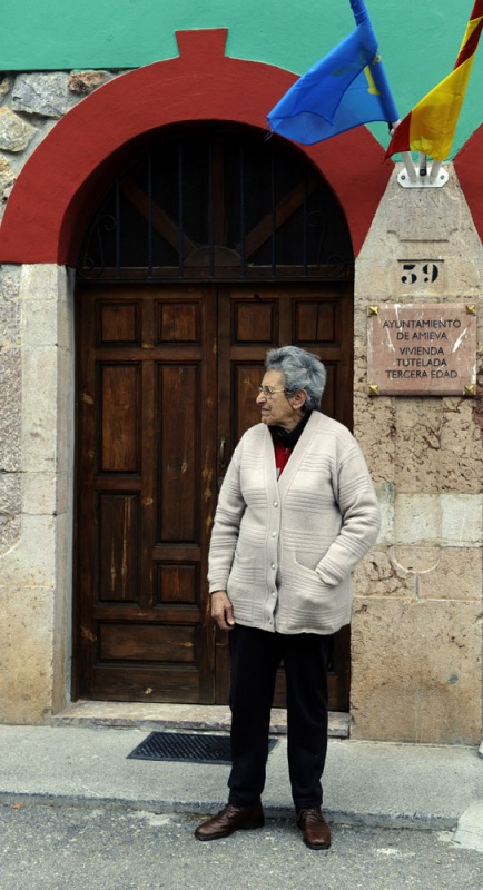 Tita Fernández, ante la vieja escuela y actual vivienda tutelada para mayores de Sames.
