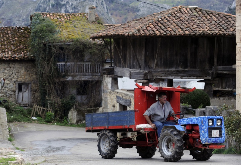 Pedro Vega conduce su tractor por una de las calles empinadas de Sames