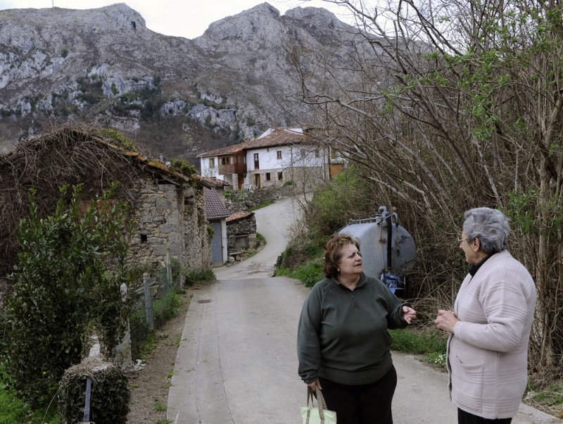 Iluminada Rivero habla con Tita Fernández en una calle del pueblo.