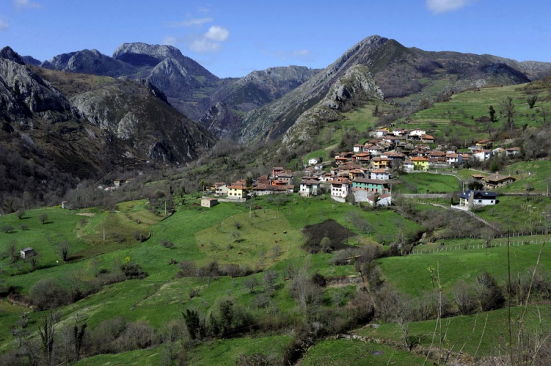 Una vista de Sames, bajo el pico La Vallella