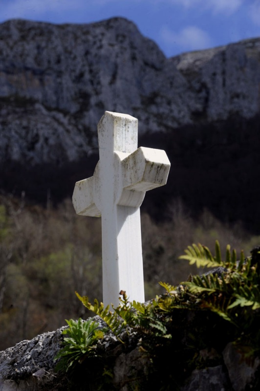 Una cruz en el cementerio de Sames.