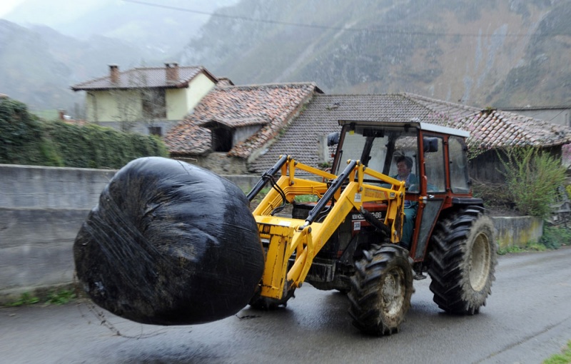Alberto Alonso atraviesa el pueblo en su tractor