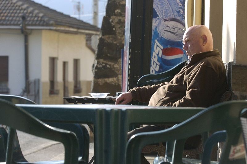 Un cliente sentado en la  terraza de un bar en la capital pongueta