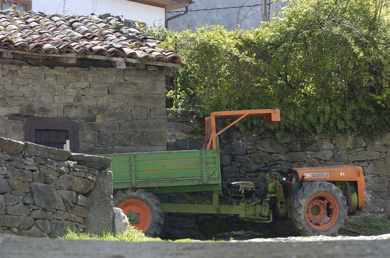 Un tractor, en una calle de la localidad.