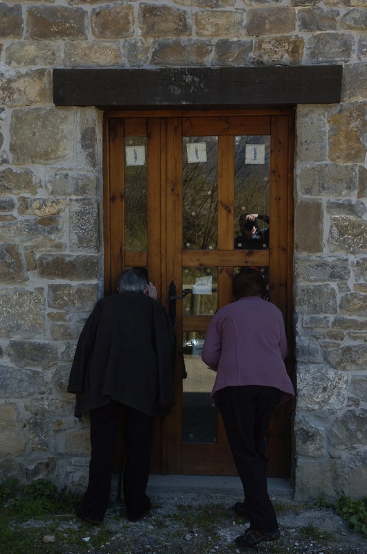 Ana Gallinar y Carmen Rivero miran a través de la puerta del edificio de la antigua parada de sementales del Ejército.