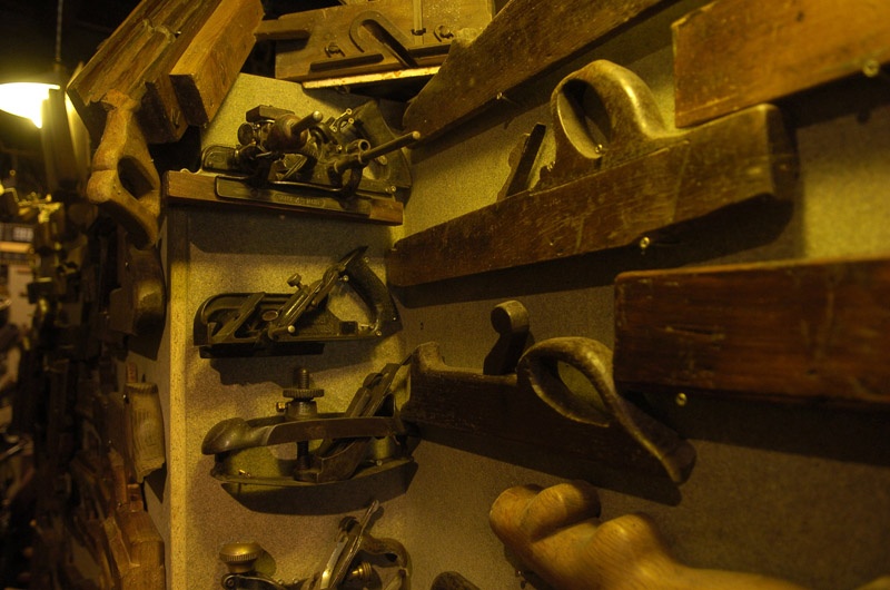 Parte de la colección de herramientas de madera que forman el museo del artesano pongueto Javier Gallinar