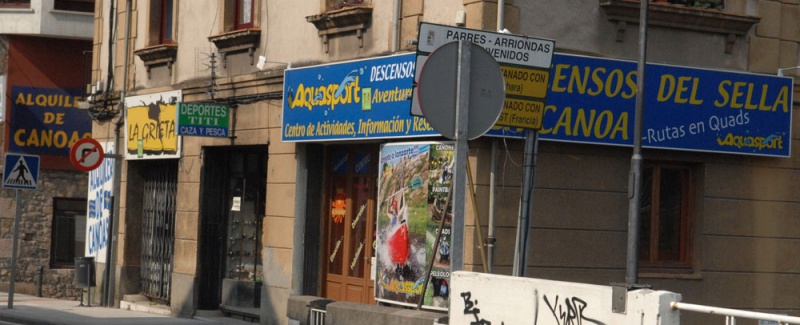Varios establecimientos de alquiler de canoas, en la calle Argüelles.