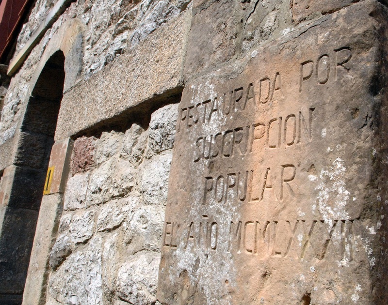 La inscripción sobre la restauración de la capilla de San Antonio.