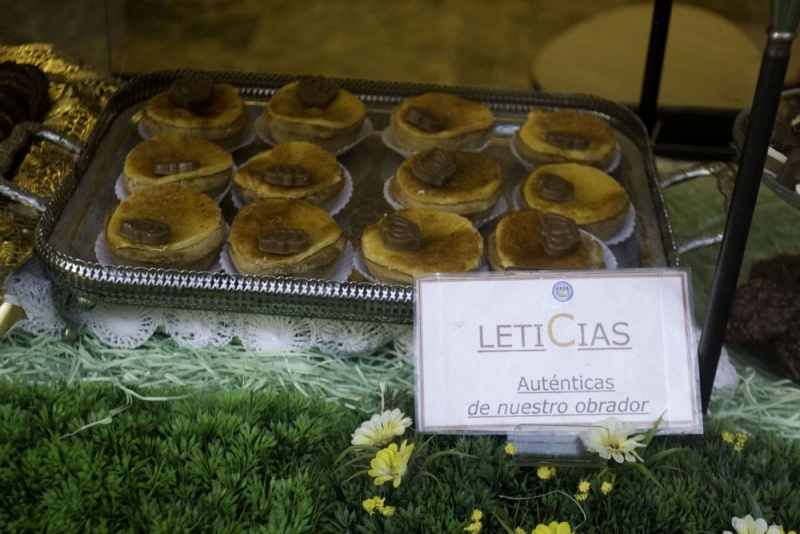 "Leticias", con c, en el escaparate de una pastelería riosellana.
