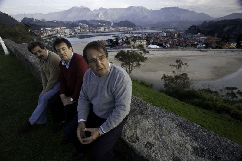 Alejandro Criado, José Ramón Avín y Luis Pablo González, con Ribadesella de fondo.