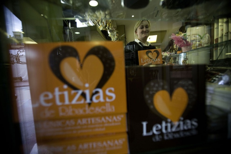 Alejandra Sierra muestra las "Letizias" en una pastelería riosellana.