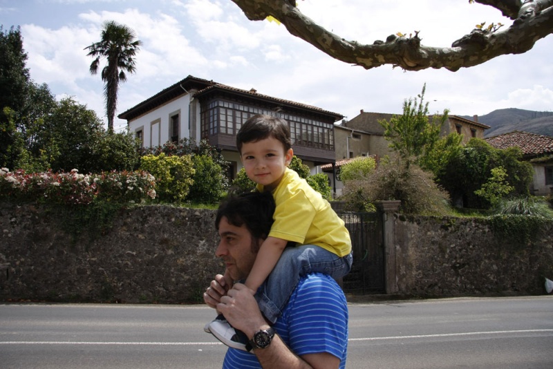 Diego Sánchez, con su hijo Isaac a hombros, en la travesía de Caravia Alta.