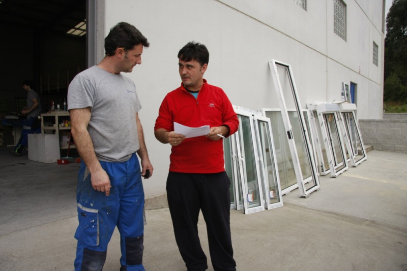 José Luis Gutiérrez y José Carlos Soto, ante su carpintería metálica en el polígono industrial de Carrales.