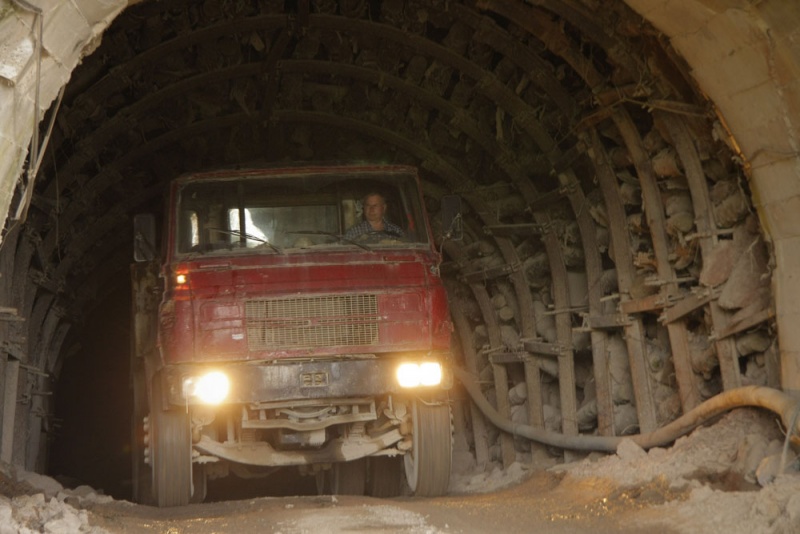 El camión conducido por José Llera sale de mina Jaimina.
