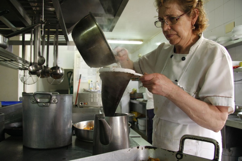 Ángeles Ceñal, en la cocina del hotel Caravia.