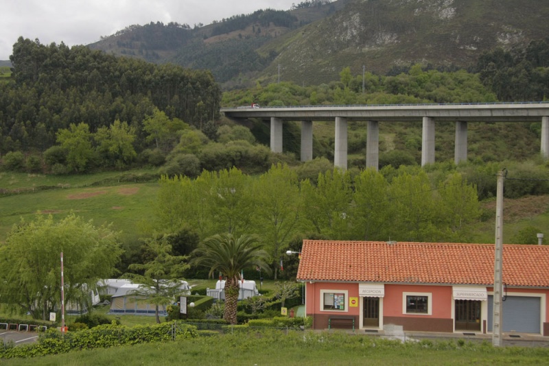 El camping de Morís, con el viaducto de la Autovía del Cantábrico detrás.