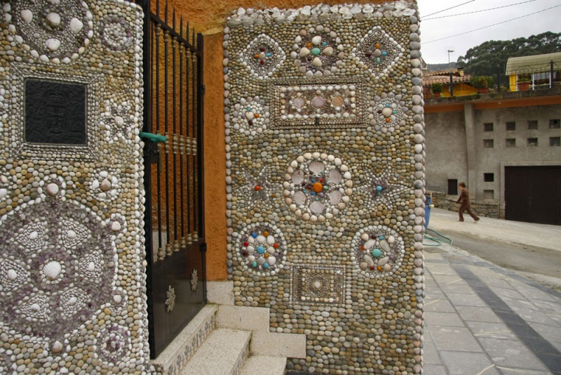 Una casa cuya fachada se decora con piedras y conchas.