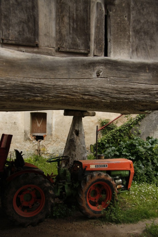 Un tractor bajo un hórreo.