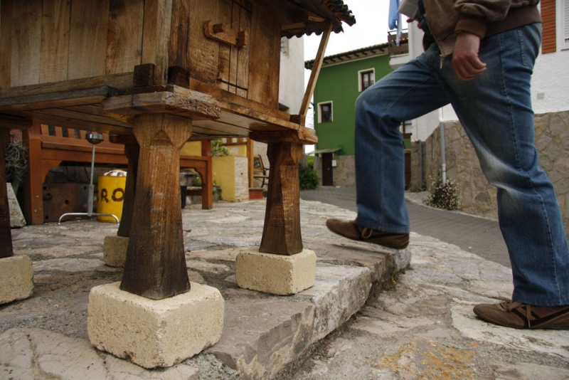 Uno de los hórreos en miniatura que hacía el artesano Rubén García en el barrio de Pumarín de Caravia Alta.
