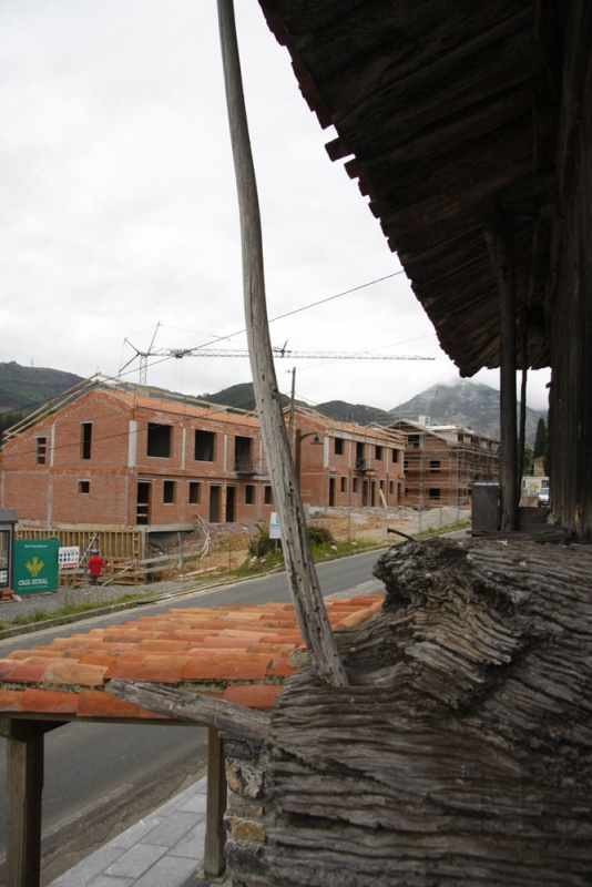 Un edificio en construcción en el barrio de Pumarín, en Caravia Alta.