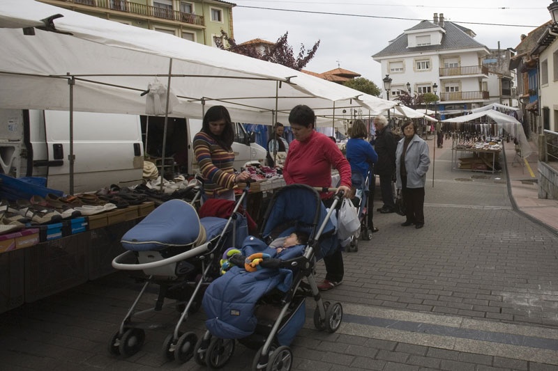 El mercado semanal de los jueves en Colunga.