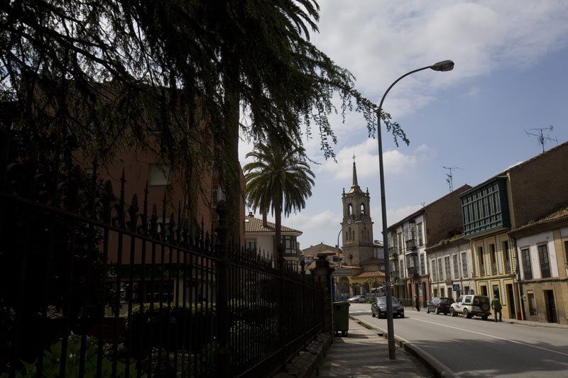 La calle de Asturias, con la iglesia al fondo.