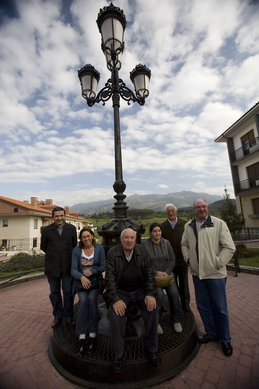 José Luis Cueli, Luisa Fernández, José Antonio Fidalgo, Andrea Vega, César Carús y Adolfo Iglesias, en los jardines de Tomás Montoto.