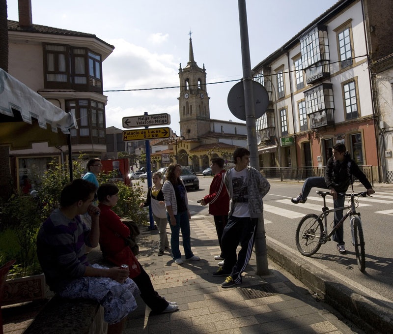 Un grupo de jóvenes, en la calle Asturias.