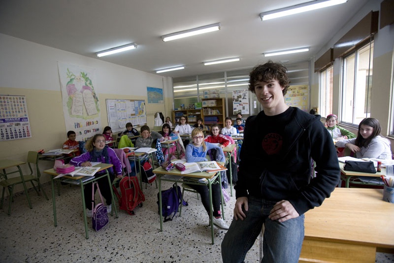 Javier Villa, en una clase de quinto de Primaria del colegio Braulio Vigón de Colunga.