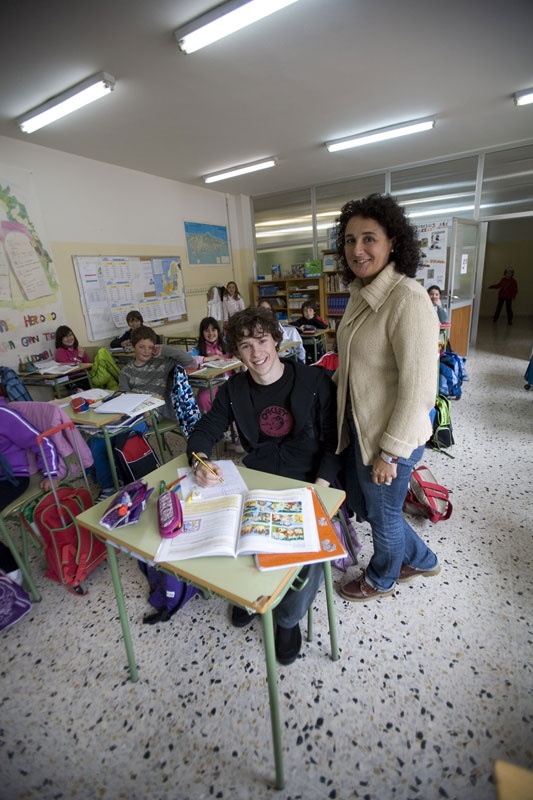 Javier Villa y la profesora Rosana García, en una clase de quinto de Primaria del colegio Braulio Vigón de Colunga.