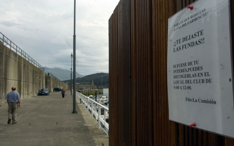 Un mensaje advierte a un ladrón de cañas en el puerto de Lastres.