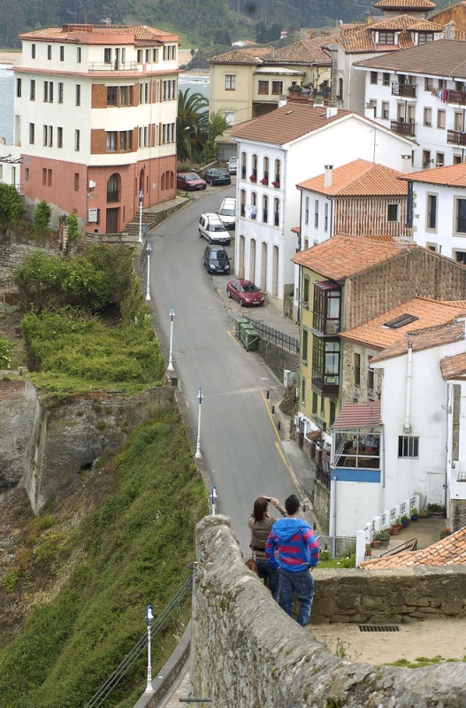 La avenida de Oviedo, contemplada por dos visitantes.