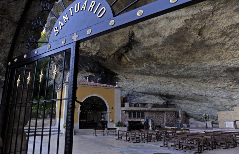 La entrada al santuario de la Virgen de la Cueva.