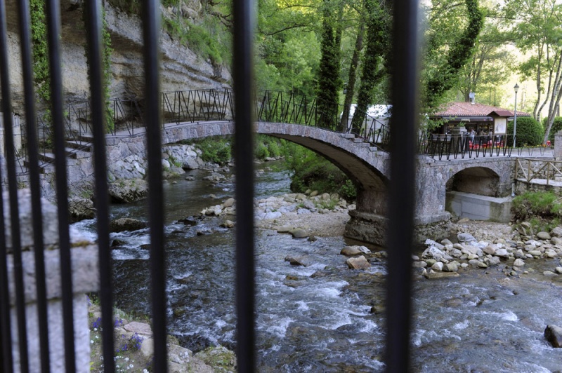 El río de La Marea y el puente que conduce al santuario de la Virgen de la Cueva.