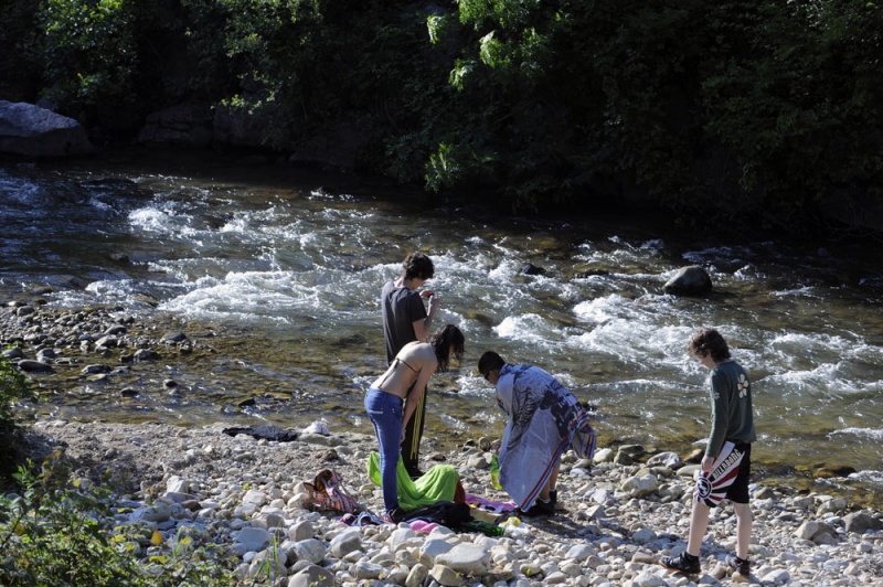 Unos jóvenes se bañan en el río de La Marea.