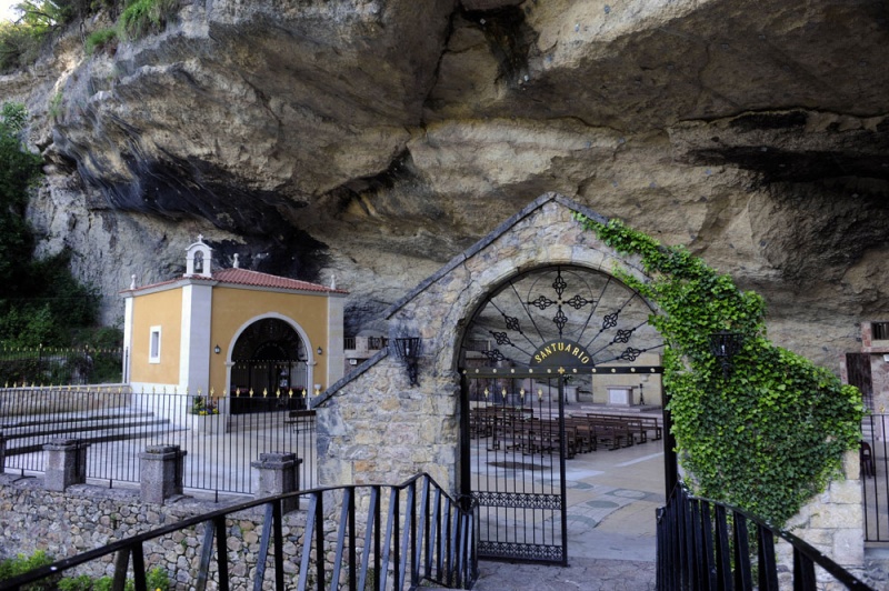 Entrada al santuario de la Virgen de la Cueva.