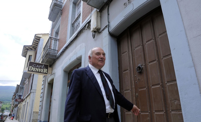 Juan Luis Rodríguez-Vigil, ante la puerta de la que fue su casa, en el número 36 de la calle Covadonga.