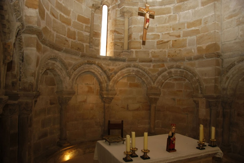 Interior del ábside de la iglesia románica de Santa María.