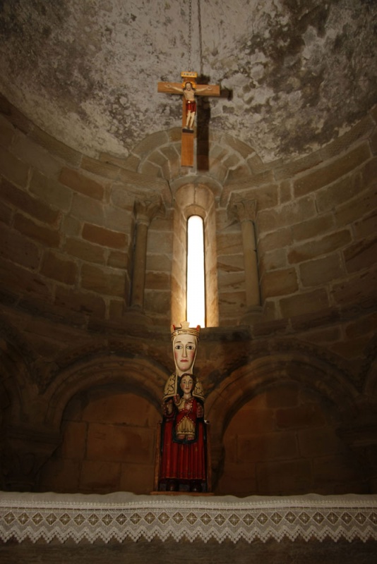 Interior del ábside de la iglesia románica de Santa María.