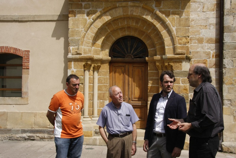 Andrés Rojo, Celestino Muñiz, Carlos Fernández-Cernuda y Andrés Gullón, ante la puerta de la antigua iglesia de Santa María.