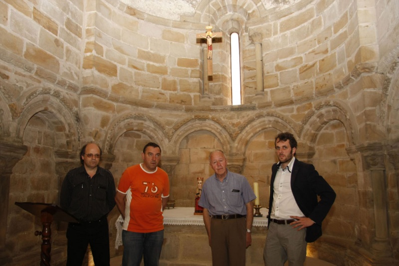 Andrés Gullón, Andrés Rojo, Celestino Muñiz y Carlos Fernández-Cernuda, en el interior del ábside de la antigua iglesia románica de Santa María.