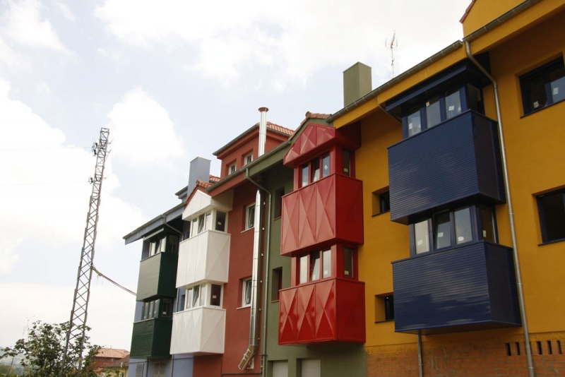 Edificio de viviendas sociales en Villamayor, conocido popularmente como "El parchís".