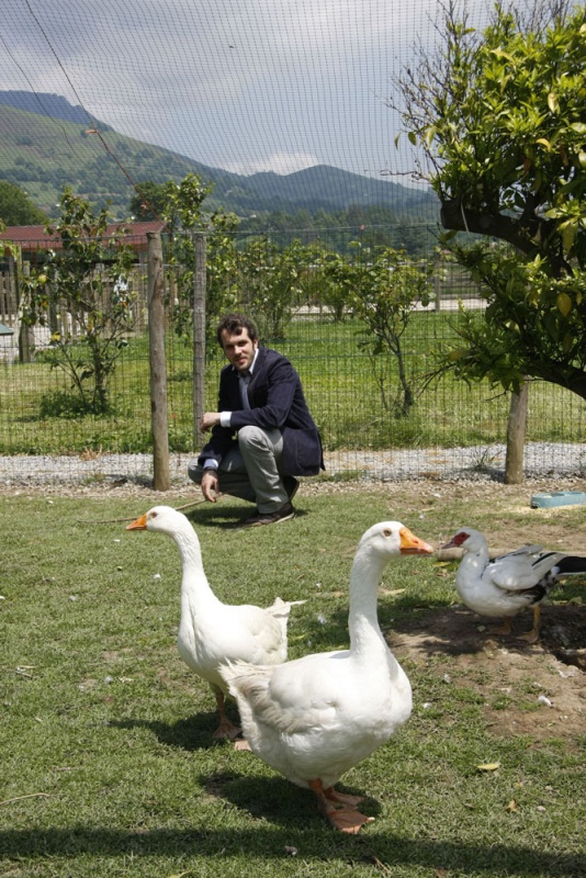 Carlos Fernández-Cernuda, ante dos patos en el pequeño zoológico de su casa de apartamentos en Villamayor.
