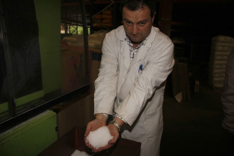 Francisco Rodríguez, ingeniero de General de Juguetes, muestra el plástico virgen.