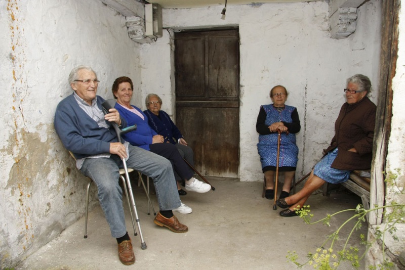 Por la izquierda, Octavio Longo, Covadonga Suárez, Pilar Suárez, Paulina Sierra y Maruja de Dios, en el barrio de El Caneyu.