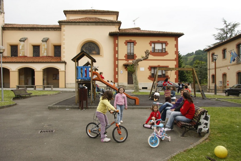 Niños jugando en el parque del doctor Vera.